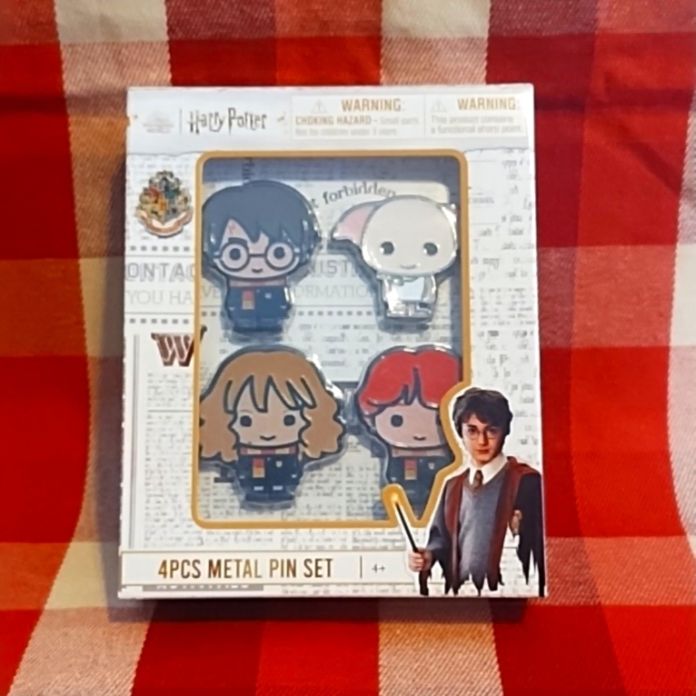 NIB Harry Potter 4pc metal pin set